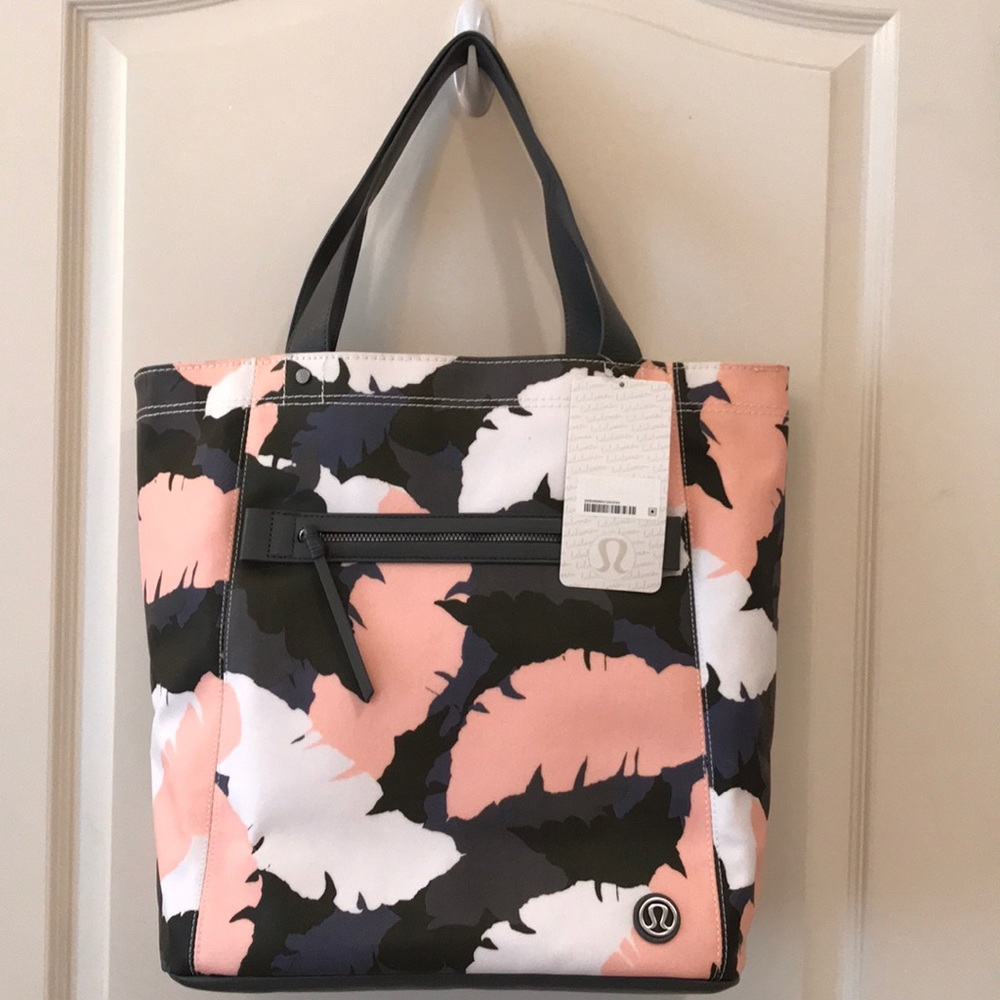 ⭐️NWT⭐️Lululemon Out & About Tote